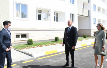 İlham Əliyev və Mehriban Əliyeva Buzovnada yataqxana binasının açılışında - FOTO